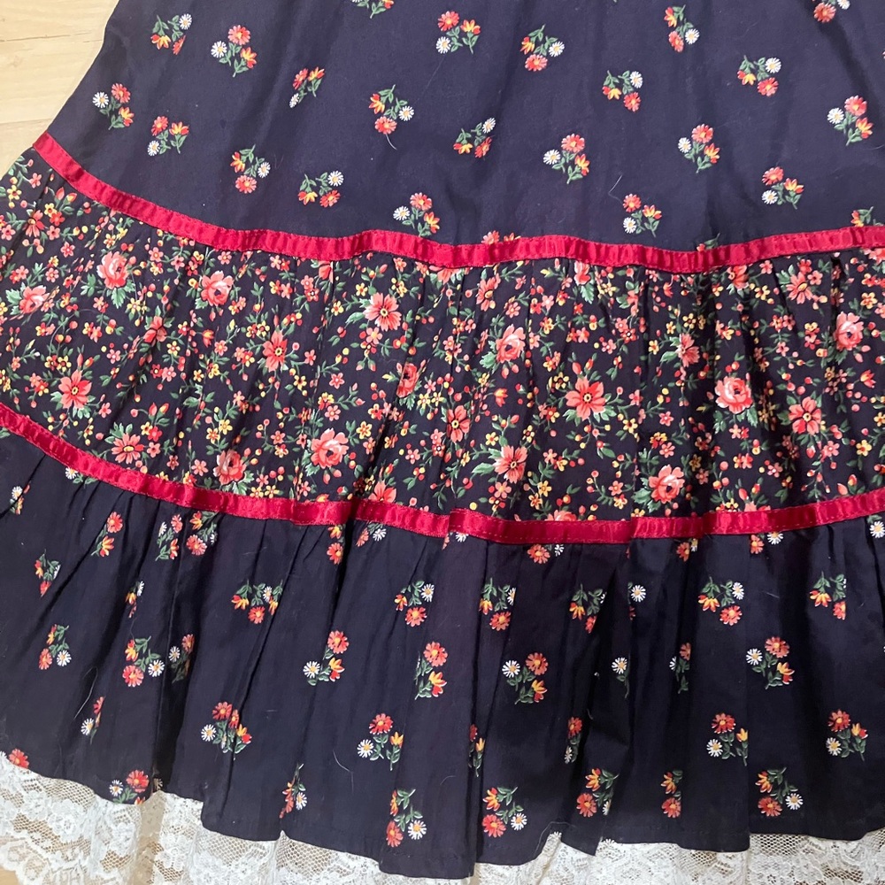 Beautiful Gunne Sax Floral Dress with Red and White Accents - Picture 4 of 9